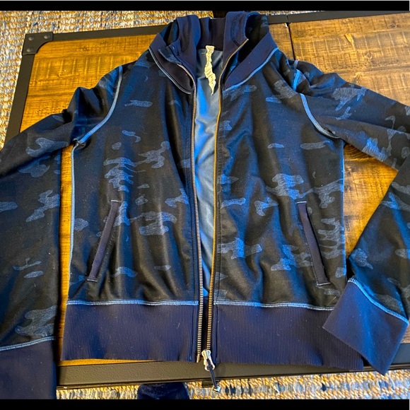 Lululemon Namaskar Hoodie
Heathered Texture Lotus Camo Oil Slick Blue / Inkwell - Picture 1 of 5